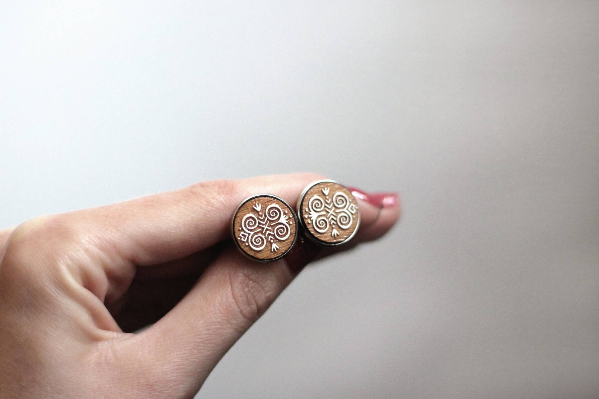 Folk Handbemalte Holzohrringe | Ohrstecker Hypoallergene Ohrringe von LaserArtAtelier