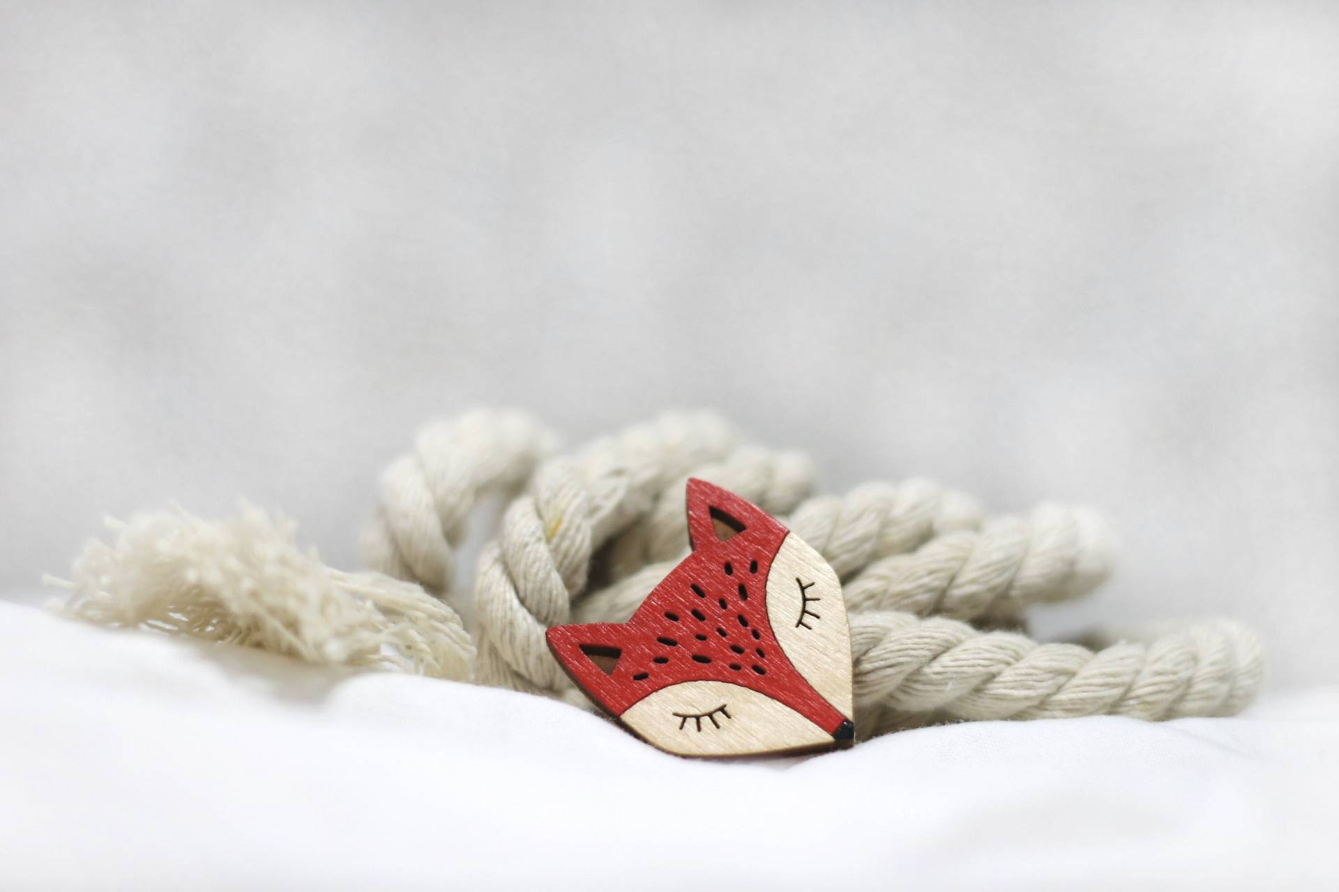 Fox Hand Bemalte Holzbrosche von LaserArtAtelier