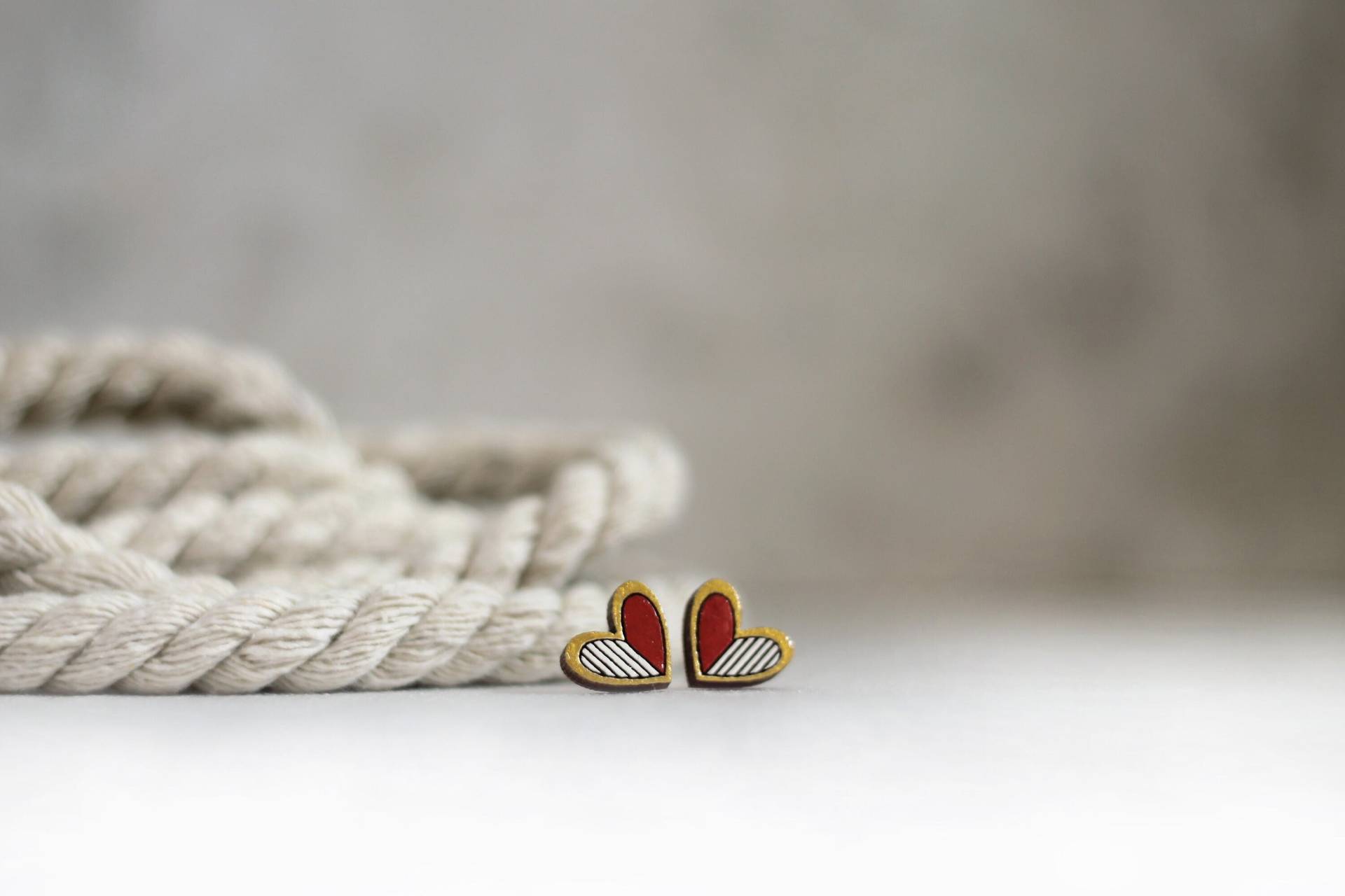 Herz Handbemalte Holzohrringe | Ohrstecker Hypoallergene Ohrringe von LaserArtAtelier