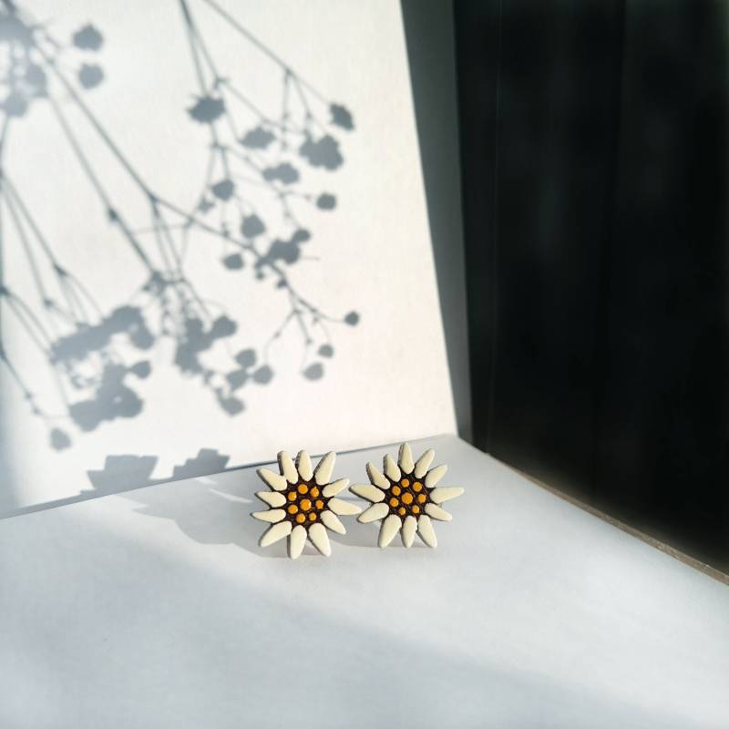 Mehltau Handbemalte Holzohrringe | Ohrstecker Hypoallergene Ohrringe Mehltau Handbemalte Holzohrringe | Ohrstecker Hypoallergene Ohrringe von LaserArtAtelier