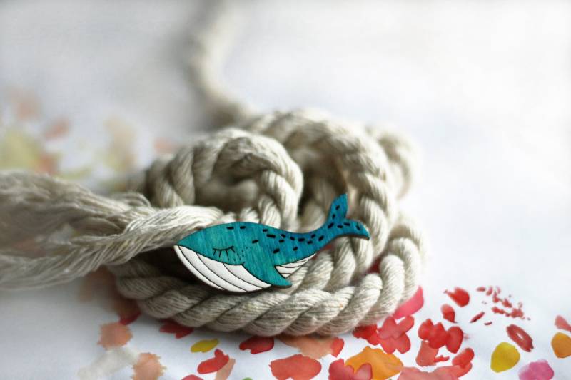 Wal Handbemalte Holzbrosche Wal Handbemalte Holzbrosche von LaserArtAtelier