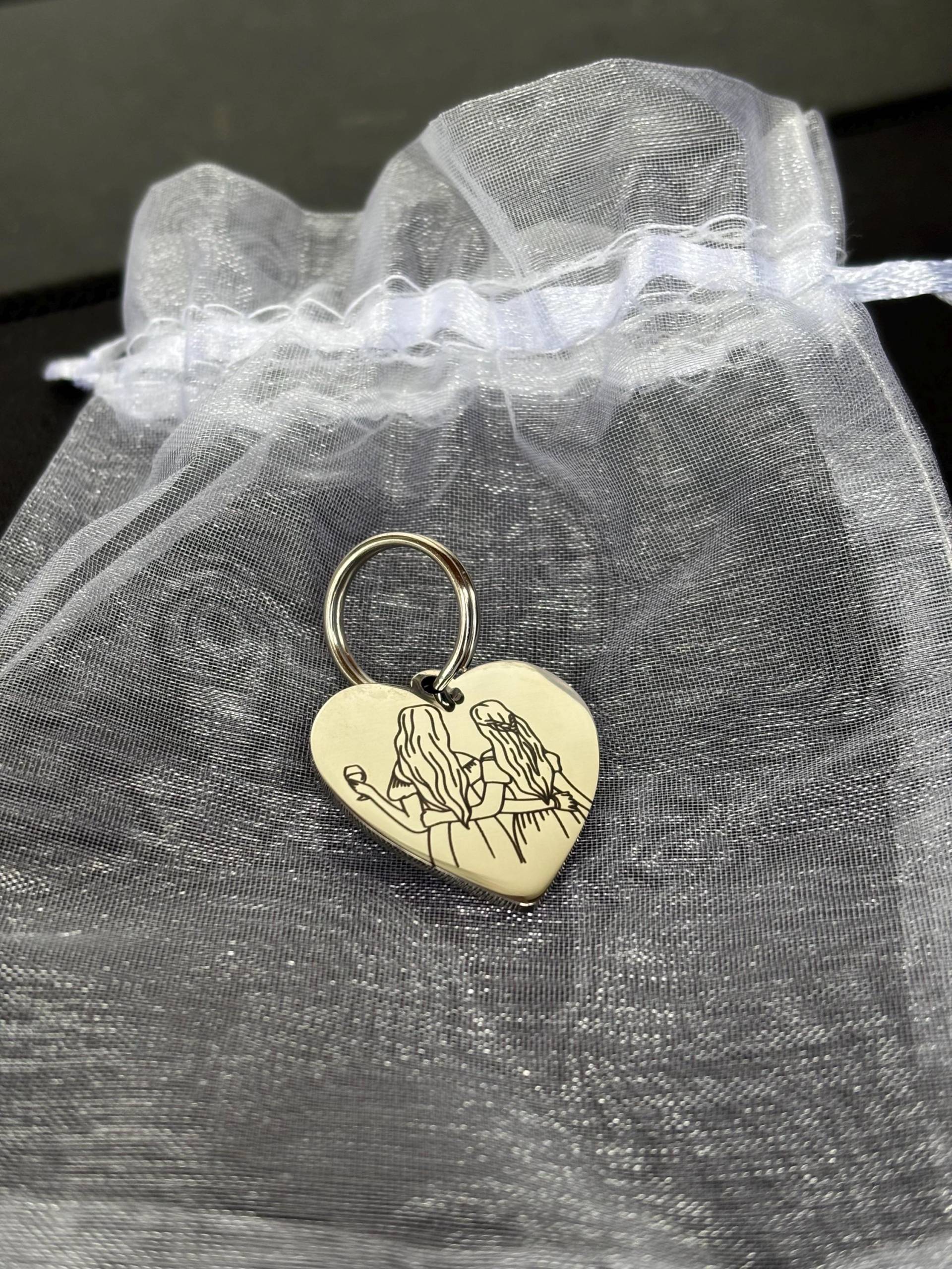 Schlüsselanhänger Geburtstags Geschenkidee Beste Freundin Geschenk Personalisierbar Edelstahl Herz Schlüssel Anhänger Schlüsselanhänger Geburtstags Geschenkidee Beste Freundin Geschenk Personalisierbar Edelstahl Herz Schlüssel Anhänger von LaserCraftAT