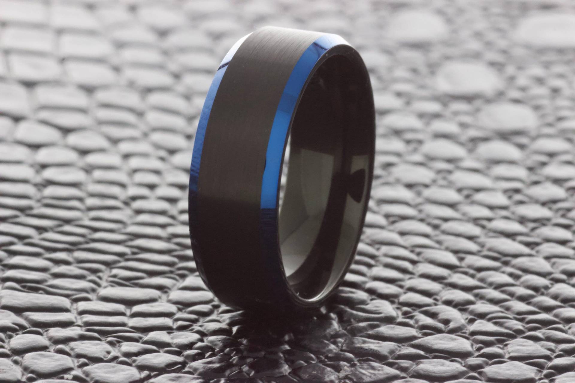 Blauer Wolfram Ehering, Schwarzer Ring, 8mm Band, Herren Personalisierter Handgemachter Individueller Ring von LaserEngravingUSA