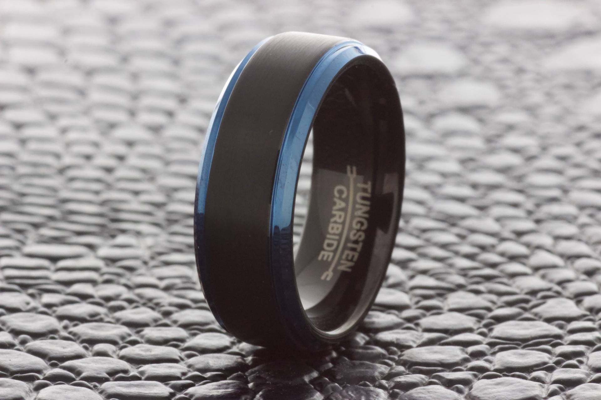 Blauer Wolfram Ehering, Schwarzer Ring, Stepped Edges, Herren Personalisierter Handgemachter Individueller Ring von LaserEngravingUSA