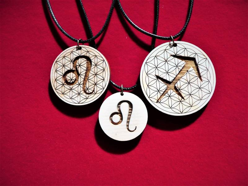 sternzeichen Holz Halskette Zirbenholz Anhänger Duftender Energieschmuck Arvenholz Halskette, Zirbelkiefer von LaserInki