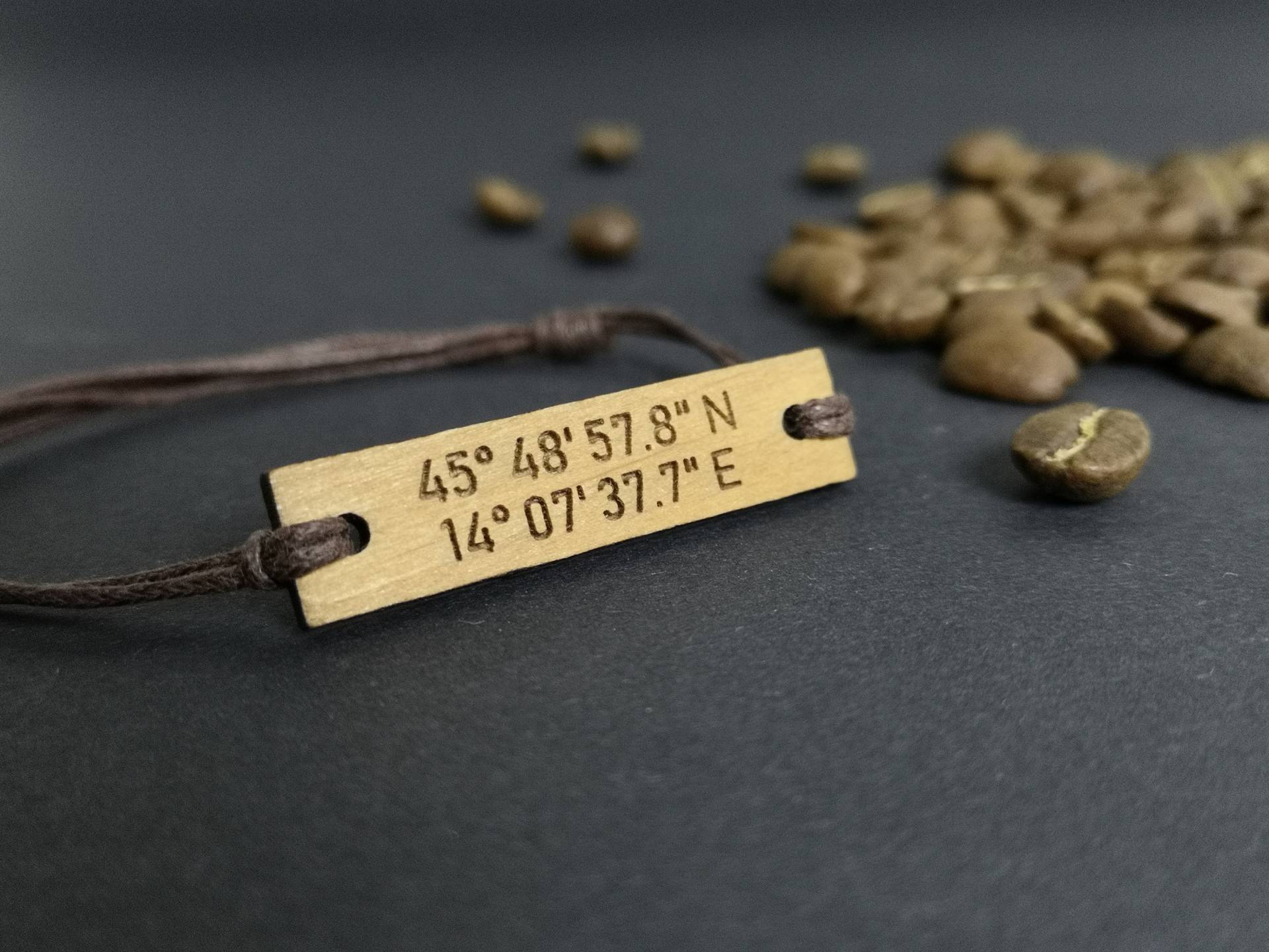 Personalisiertes Holzarmband Mit Eingravierten Koordinaten, Gewachstes Baumwollband Personalisiertes Holzarmband Mit Eingravierten Koordinaten, Gewachstes Baumwollband von LaserKitchen
