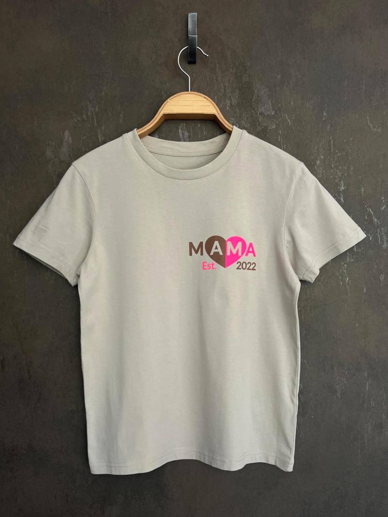 Bio Mama T-Shirt - Est. + Jahr | Geschenk Zur Geburt, Muttertag, Schwangerschaft Bio-Baumwolle Beige Personalisierte Shirt Bio Mama T-Shirt - Est. + Jahr | Geschenk Zur Geburt, Muttertag, Schwangerschaft Bio-Baumwolle Beige Personalisierte Shirt von LaserPlotterDesign