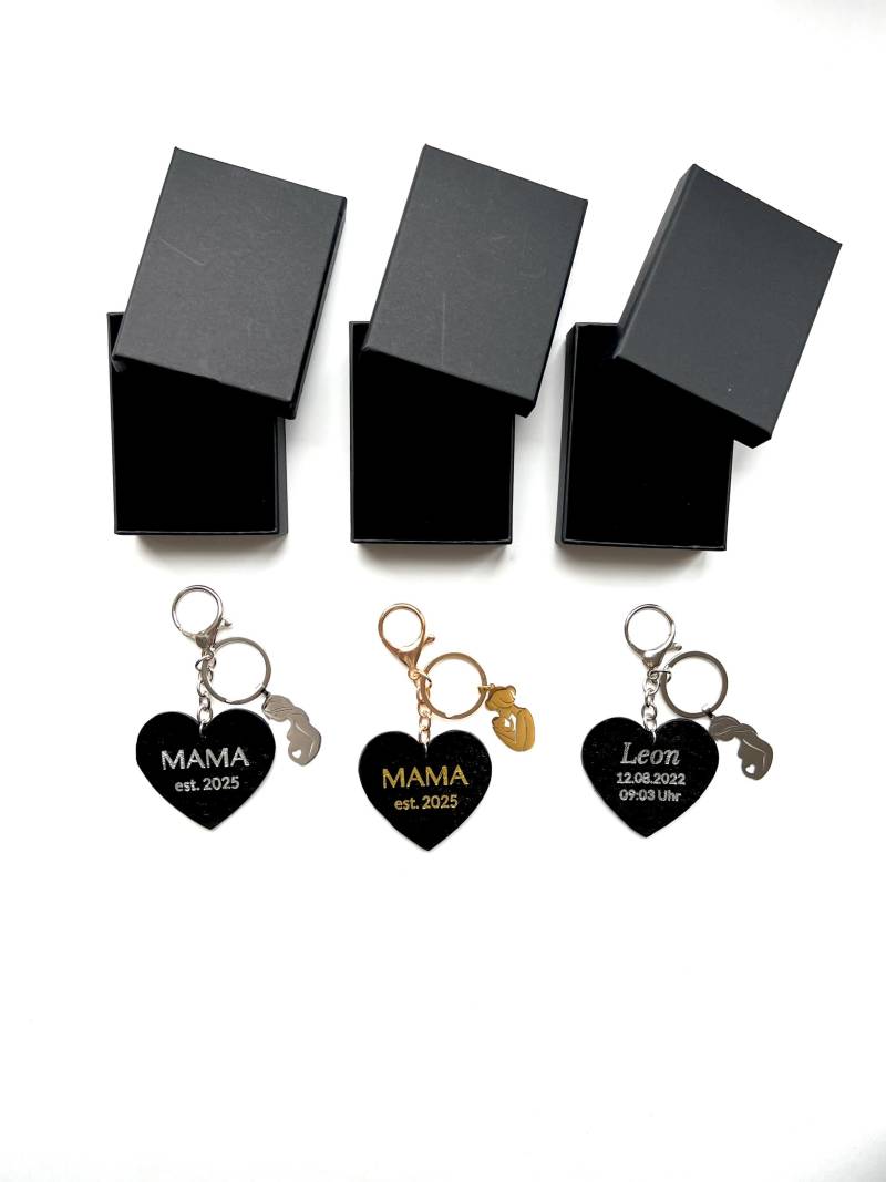 Personalisierter Schlüsselanhänger Rindsleder Herz Geschenk Zur Geburt Mama Est. Gold Silber Prägung Handgemachtes Weihnachtsgeschenk von LaserPlotterDesign