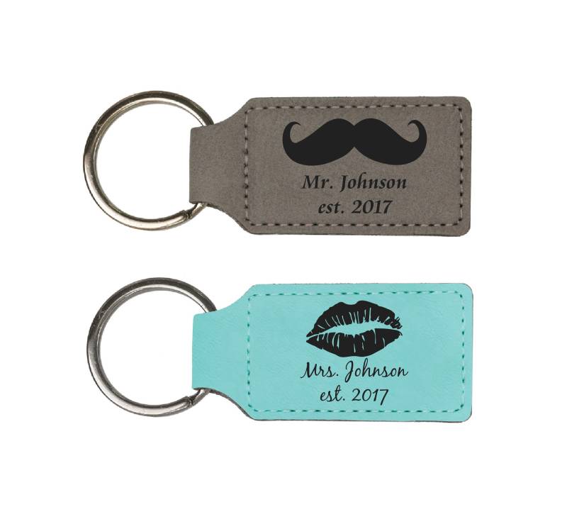 Mr & Mrs Vegan Leder Schlüsselanhänger Set-Gravur-Customized Mit Name-Weihnachtsgeschenk-Geschenk Für Ihn-Geschenk Sie-Geschenk von LaserPrintCo
