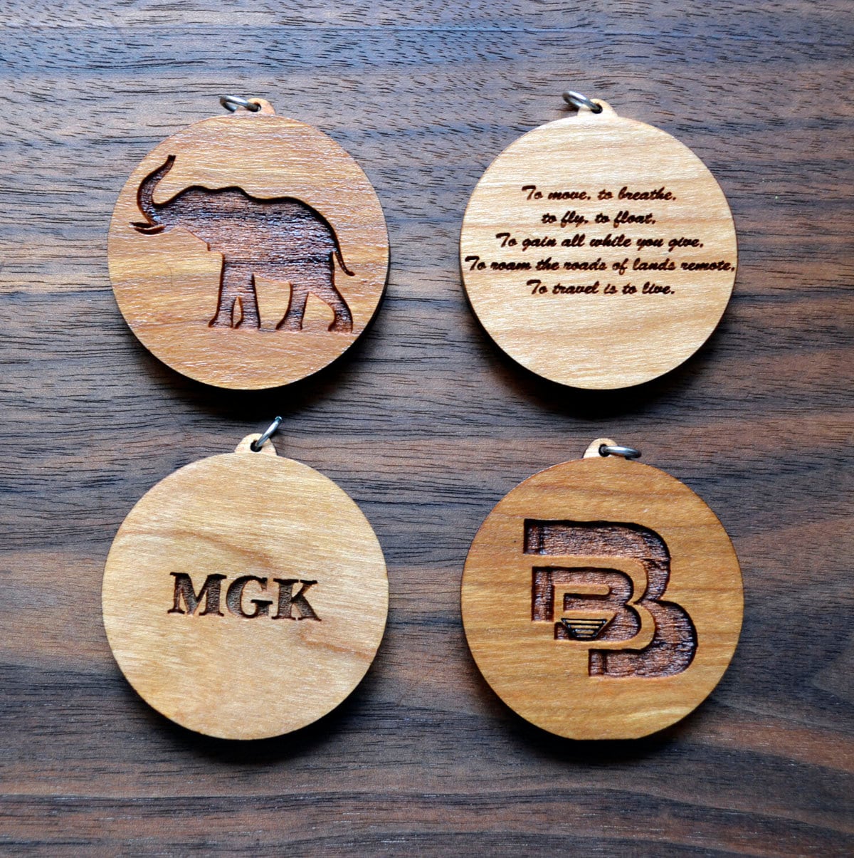 Fügen Sie Eine Gravur Auf Der Rückseite Ihres Anhängers Hinzu Fügen Sie Eine Gravur Auf Der Rückseite Ihres Anhängers Hinzu von LaserTrees