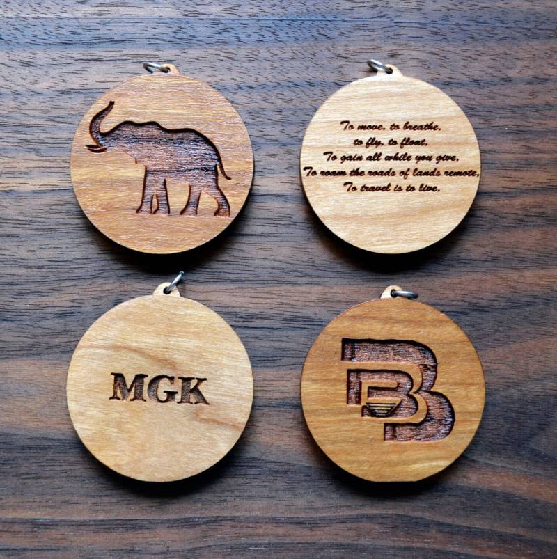 Fügen Sie Eine Gravur Auf Der Rückseite Ihres Anhängers Hinzu Fügen Sie Eine Gravur Auf Der Rückseite Ihres Anhängers Hinzu von LaserTrees