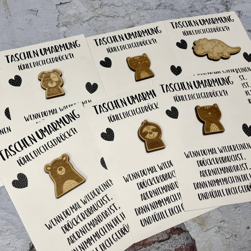 Pocket Hug - Taschenumarmung | Geburtstag Glücksbringer Geschenk Schule von LaserTurm