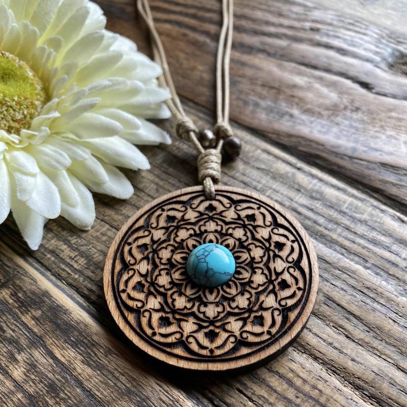 Halskette Türkis, Türkis Schmuck Intuition, Holzschmuck Geschenk, Mandala Für Harmonie, Buchenholzkette Mit Blauem Stein von Lasercrafthome