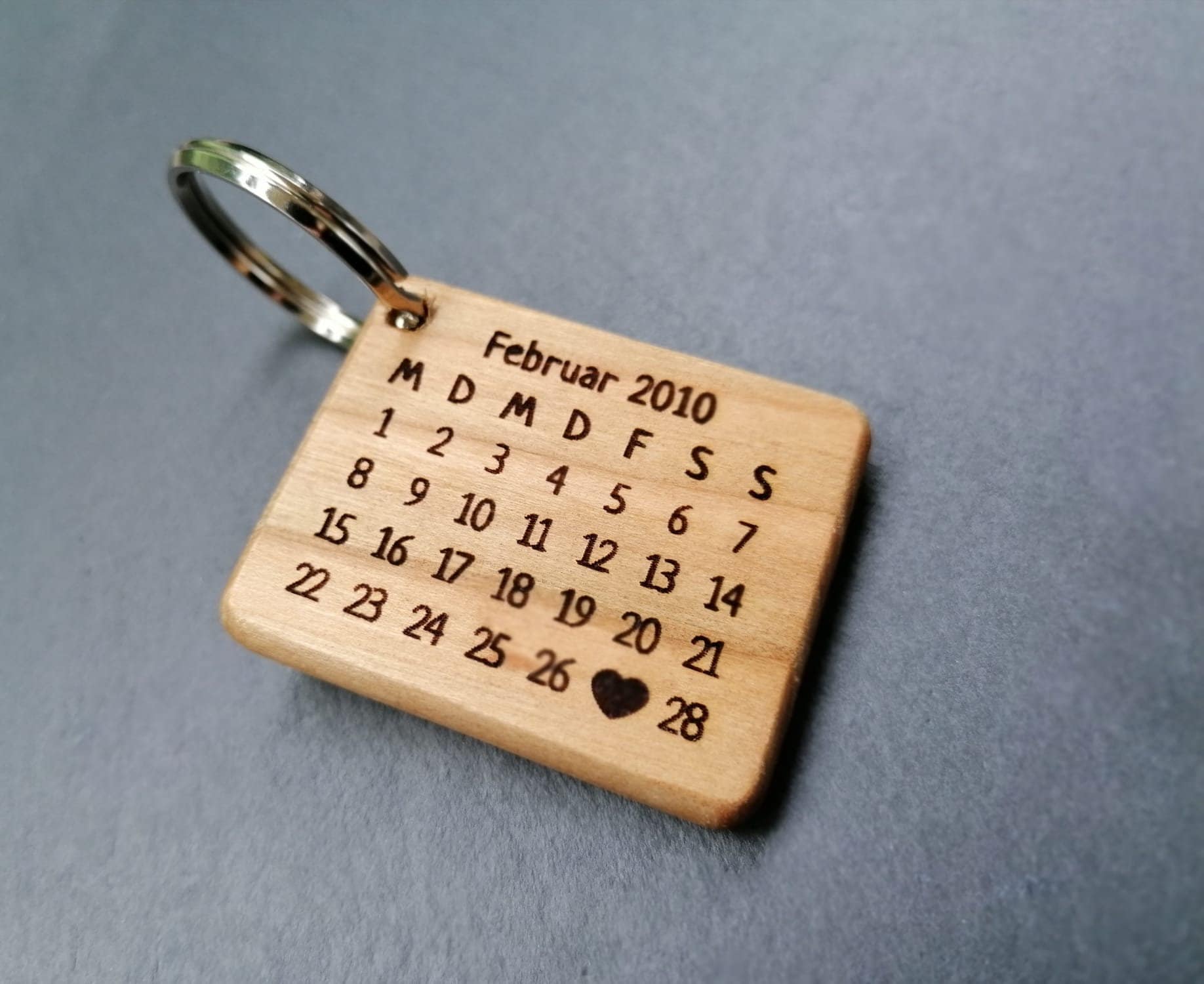 Holz Schlüsselanhänger Kalender Personalisiert Lasergravur Mit Gravur Kirschholz Anhänger, Geschenk Für Sie Und Ihn, Jahrestag, Jubiläum Holz Schlüsselanhänger Kalender Personalisiert Lasergravur Mit Gravur Kirschholz Anhänger, Geschenk Für Sie Und Ihn, Jahrestag, Jubiläum von LaserdesignKatharina