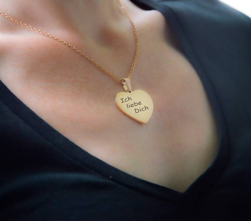 Halskette Mit Herzanhänger Und Individueller Gravur Halskette Mit Herzanhänger Und Individueller Gravur von LasergravurbyAlex