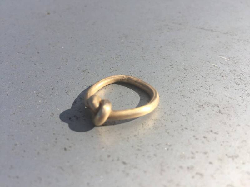 Knotenring Aus Messing Für Die Hochzeit von LaskiJewelry
