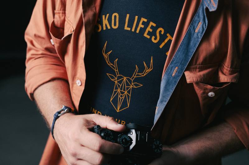 Moose Finden Sie Ihr Wildes Blau | Unisex-T-Shirt Für Herren Und Damen Aus Zertifizierter Unisex-Vegan-Bio-Baumwolle von LaskoLifestyle