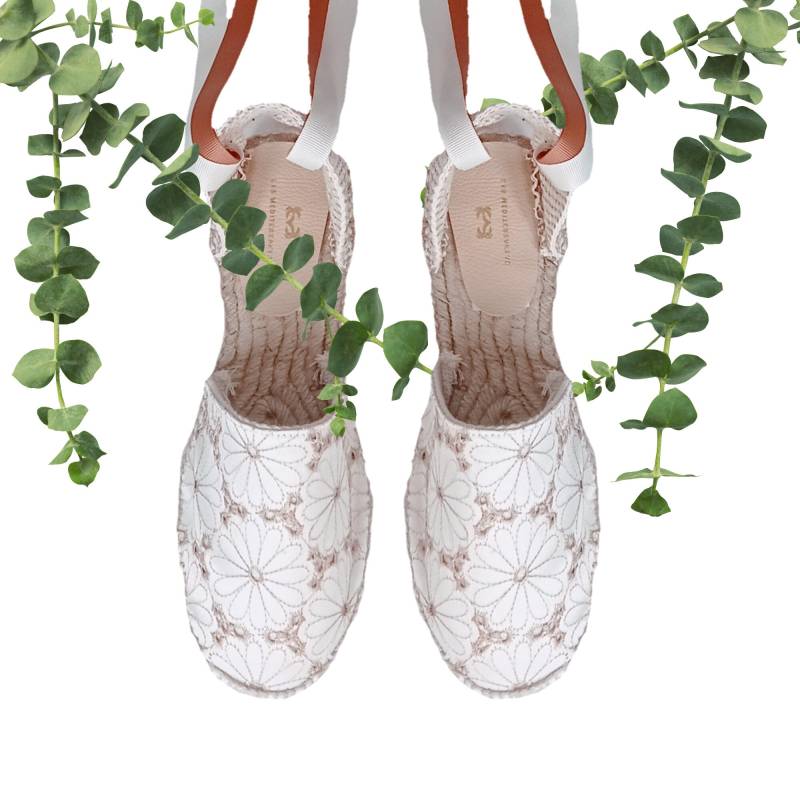 Flache Espadrilles, Bestickt Mit Doppelten Bändern, Große Damengrößen von Lasmediterraneas