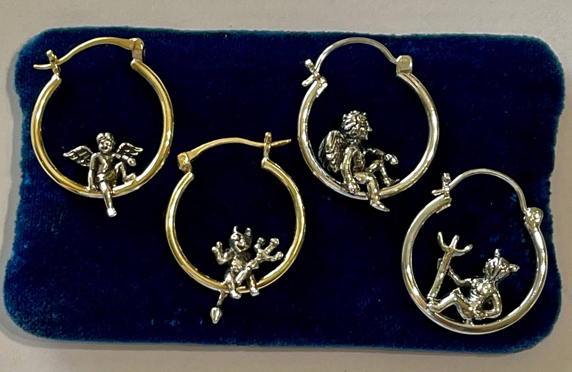 Engel Und Teufel Mix Matched Hoop Ohrringe, Detaillierte Entzückende Dämon Asymmetrie Solid 10K Yg & Sterling Silber Engel Und Teufel Mix Matched Hoop Ohrringe, Detaillierte Entzückende Dämon Asymmetrie Solid 10K Yg & Sterling Silber von LastCenturyJewels