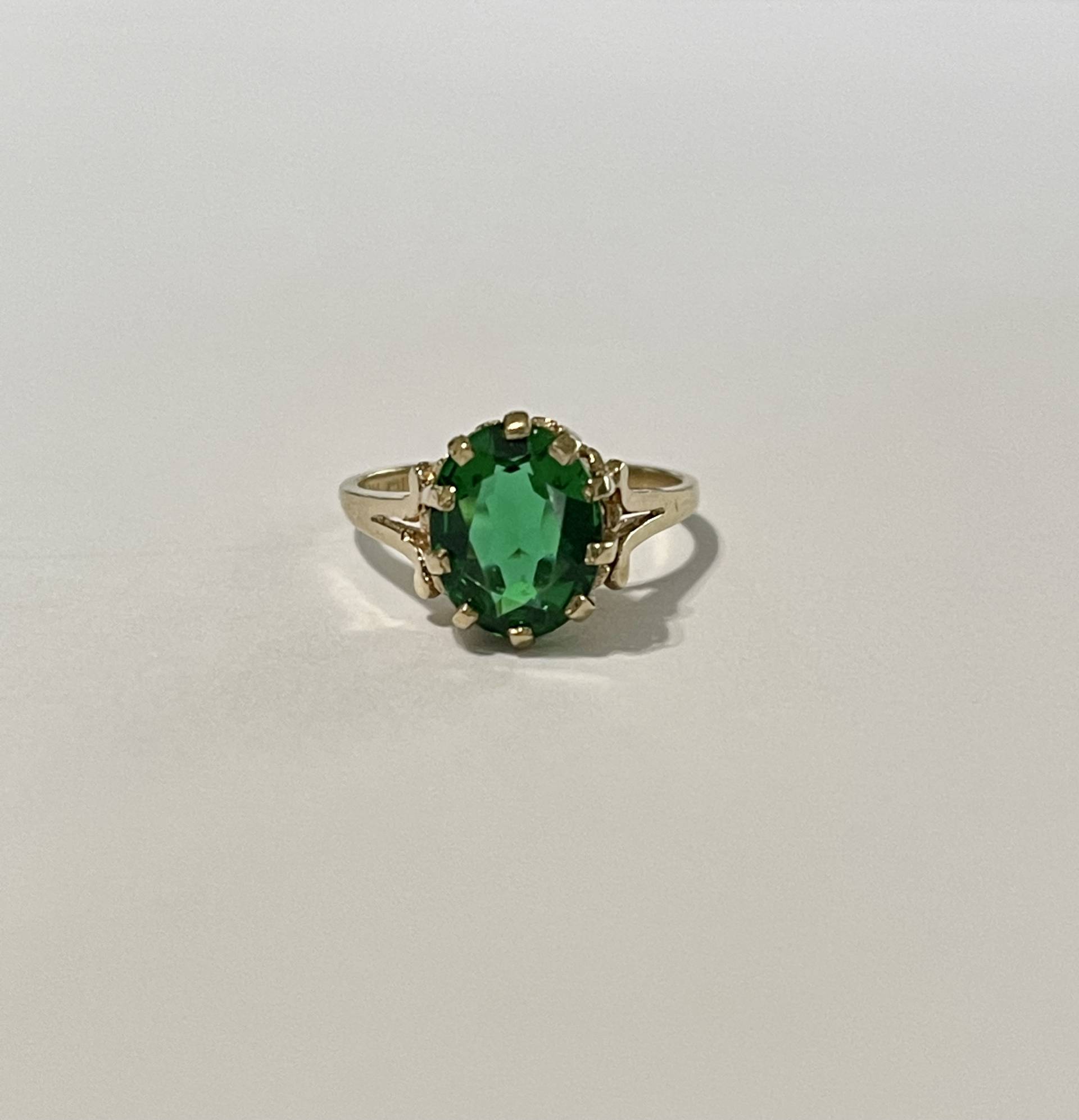 Simulierter Smaragd Ring - Vintage Gelb 10K Gold Grün Glas Statement 1940Er Jahre Größe 6 1/2 May Birthstone Fine Jewelry Simulierter Smaragd Ring - Vintage Gelb 10K Gold Grün Glas Statement 1940Er Jahre Größe 6 1/2 May Birthstone Fine Jewelry von LastCenturyJewels