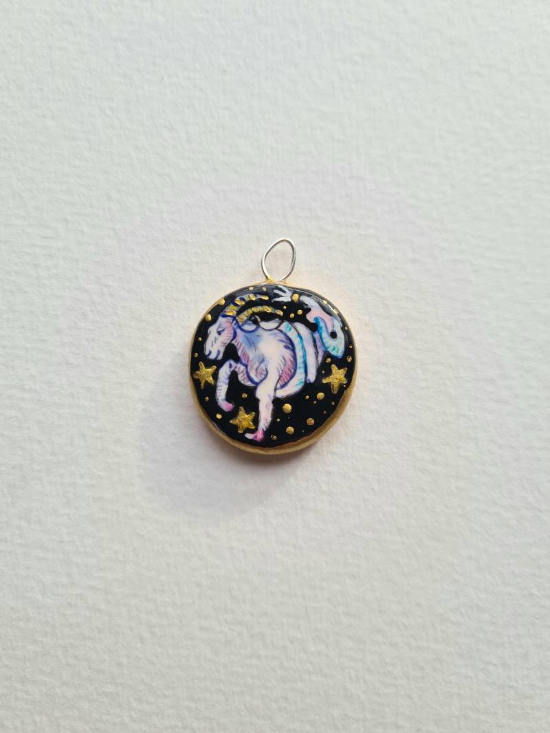 Sternzeichen Steinbock Charm - Handbemalter Anhänger, Boho Schmuck Aus Ton, Mini Malerei, Volkskunst von LastRomantic