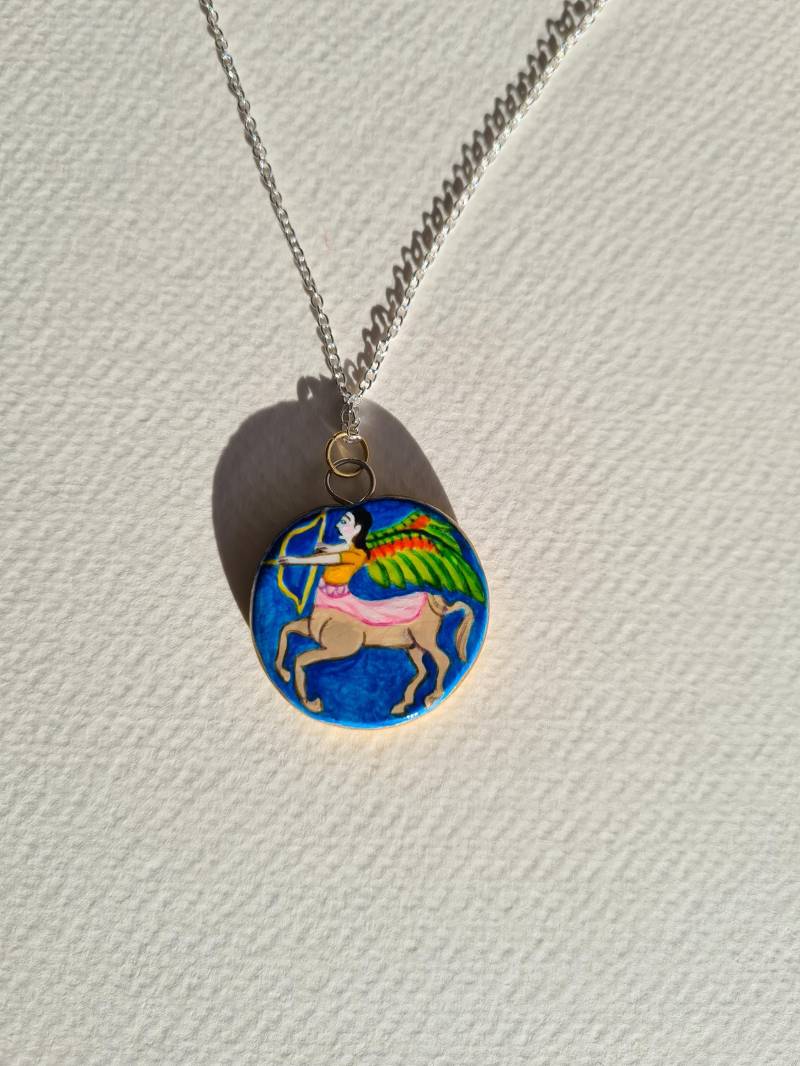 Handbemaltes Schütze Charm Boho Anhänger Aus Ton von LastRomantic