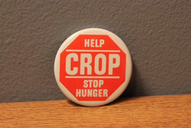 Vintage 1970Er Jahre Hilfe Crop Stop Hunger Rot Weiß Protest Sign Pinback Button Vintage 1970Er Jahre Hilfe Crop Stop Hunger Rot Weiß Protest Sign Pinback Button von LastWordThreads