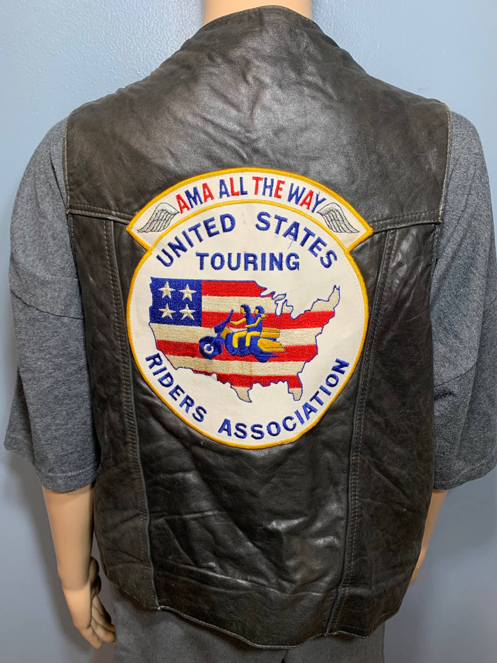 Vintage 1980Er Jahre Schwarz Echtleder Motorradweste Mit Pin-Kollektion Ama All The Way United Sagers Touring Riders Association Back Patch von LastWordThreads