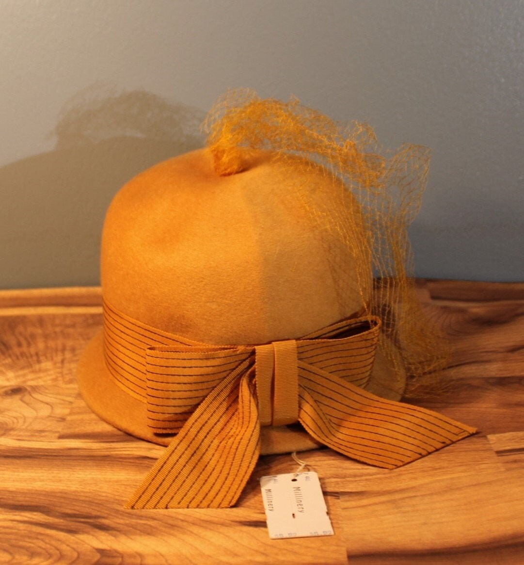 Vintage Mid Century Damen Senf-Braun Superb Filz Wolle Fedora Hut Mit Netting Neu Anhängern von LastWordThreads