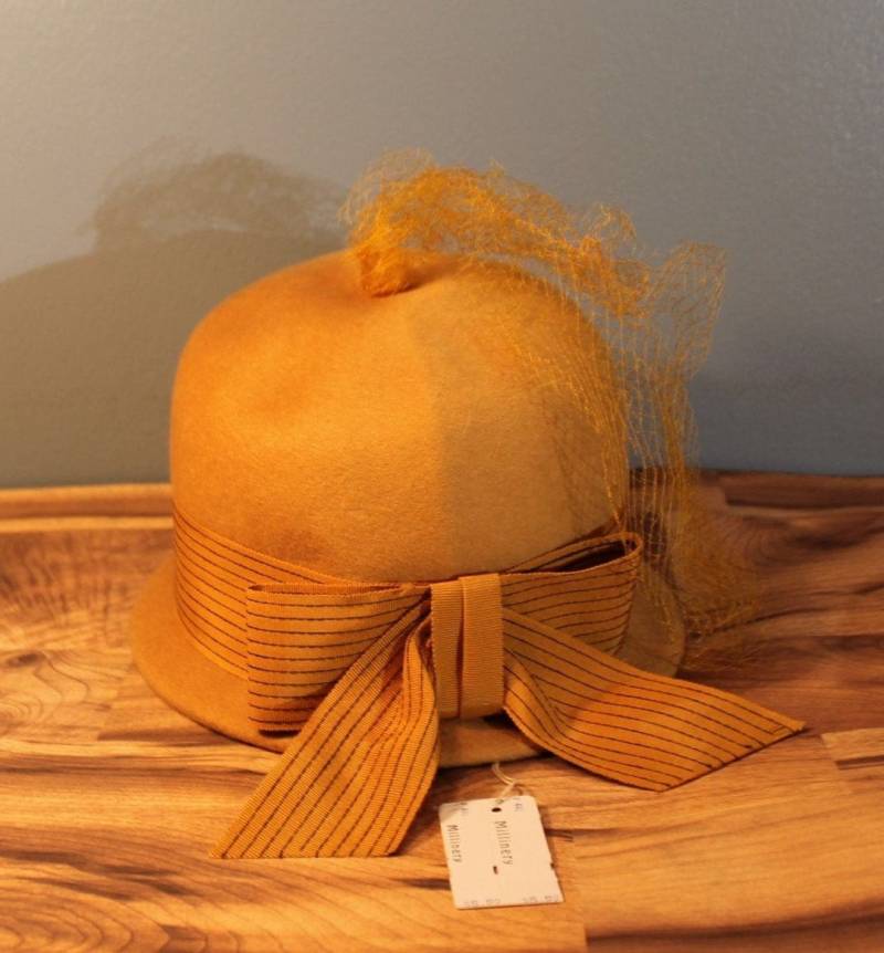 Vintage Mid Century Damen Senf-Braun Superb Filz Wolle Fedora Hut Mit Netting Neu Anhängern von LastWordThreads