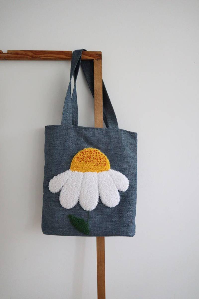 Chamomile Punch Needle Einkaufstasche Bestickter Blumen Baumwoll Shopper Chamomile Punch Needle Einkaufstasche Bestickter Blumen Baumwoll Shopper von LastivkaSuvenir