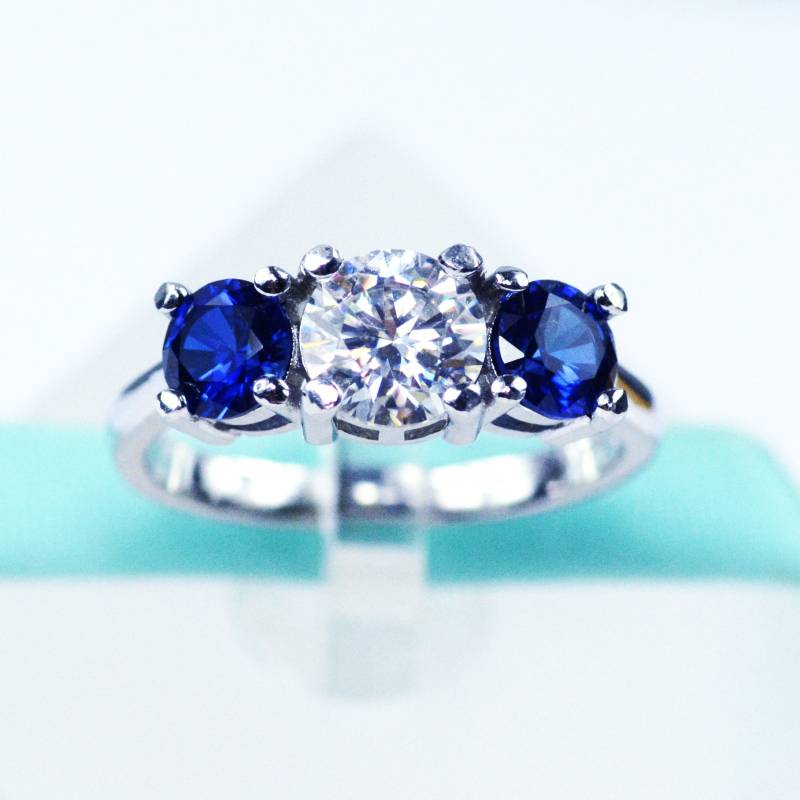 1Ct Weißer Moissanit & Blauer Saphir Verlobungsring, Massiv 925 Sterling Silber, 3Stone Ehering von LaszloVJewelry