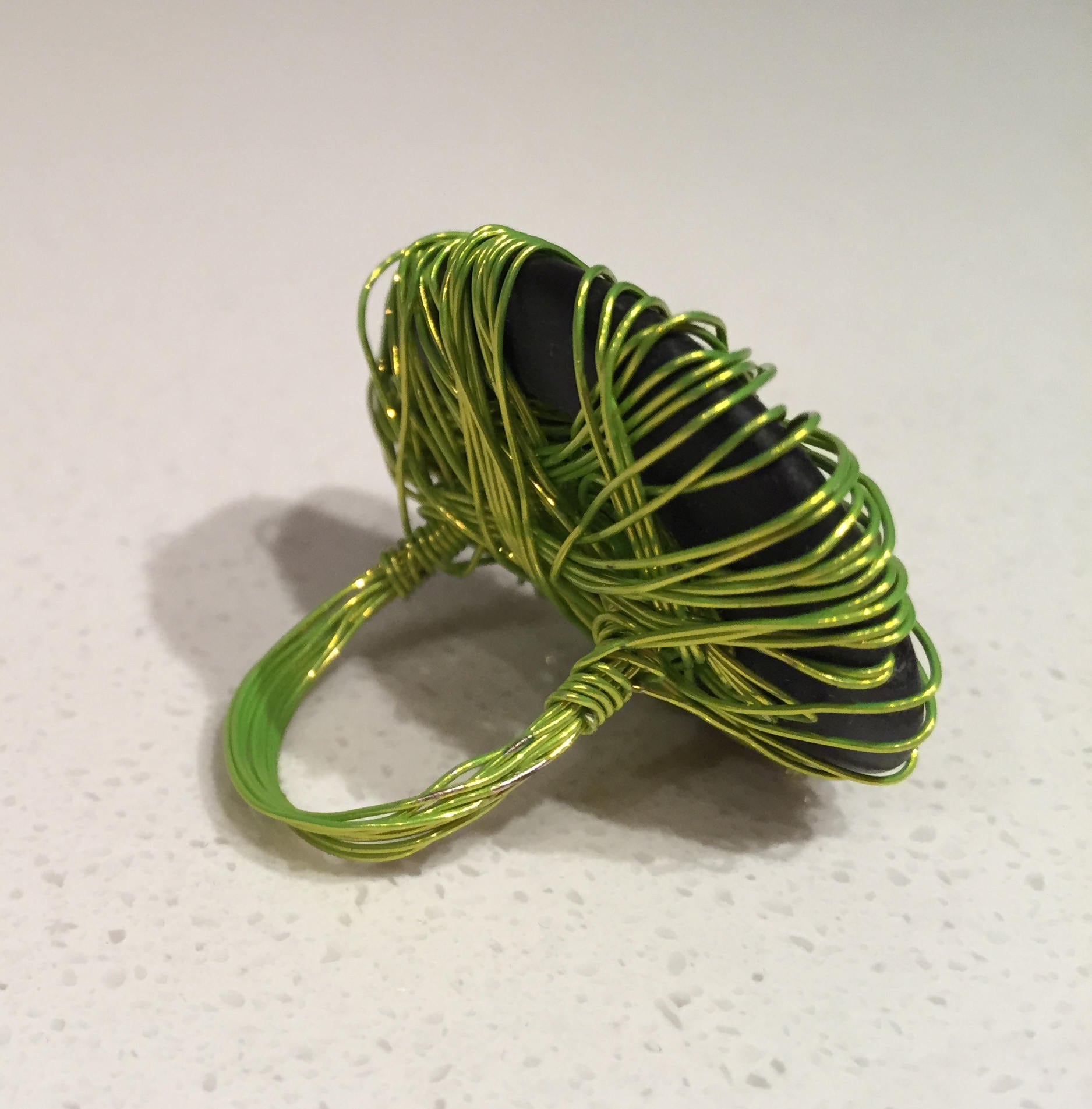 Draht Umwickelt Schwarzen Steinen-Ring - Größe 6, 75 Draht Umwickelt Schwarzen Steinen-Ring - Größe 6, 75 von LateNightUpEarly