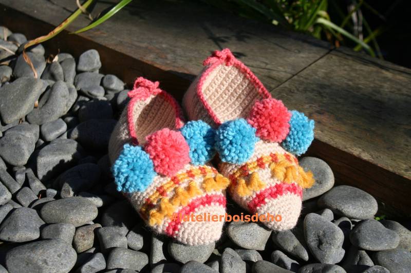 Gehäkelte Damenhausschuhe Mit Fransen Und Pompons Aus Wolle Alpaka von Latelierboisdeho