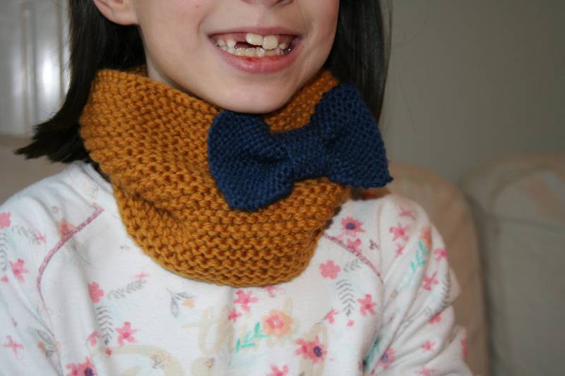 Gestrickter Halswärmer Für Mädchen Mit Passendem Armband von Latelierboisdeho