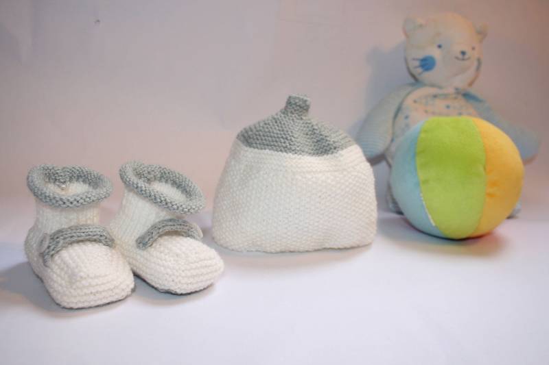 Handgefertigtes Set Aus Mütze Und Schühchen Für Babys von Latelierboisdeho