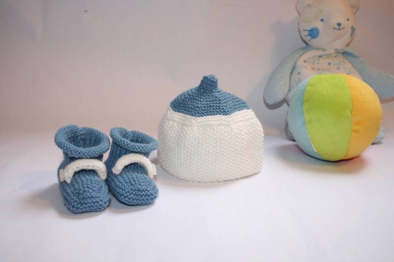 Handgefertigtes Set Aus Mütze Und Schühchen Für Frühgeborene von Latelierboisdeho