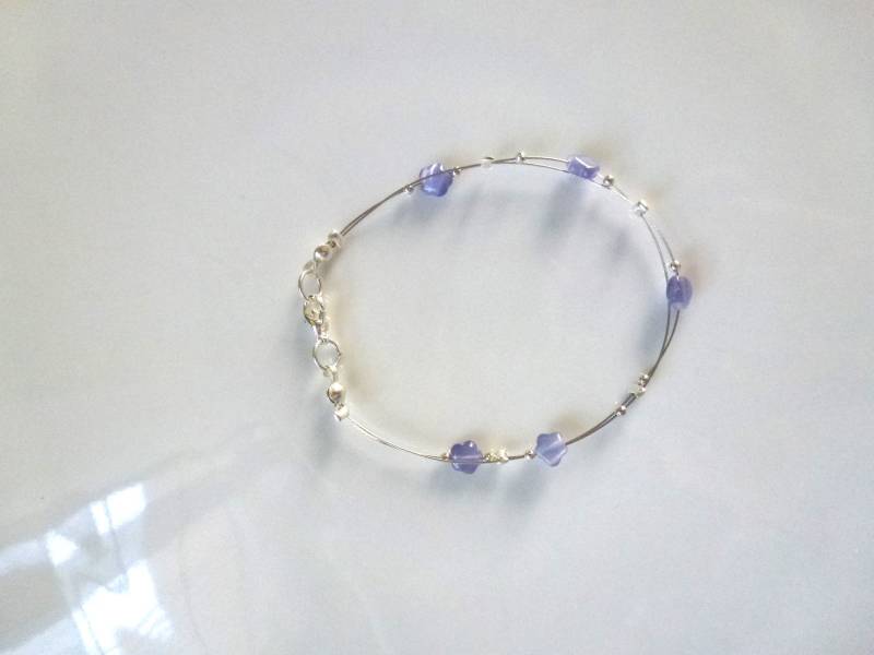 Dünnes Armband Bestehend Aus Violetten Perlmuttsternen Und Runden Silbernen Metallperlen, Die An Kabeln Montiert Sind, Karabinerverschluss Dünnes Armband Bestehend Aus Violetten Perlmuttsternen Und Runden Silbernen Metallperlen, Die An Kabeln Montiert Sind, Karabinerverschluss von Latelierdemoun