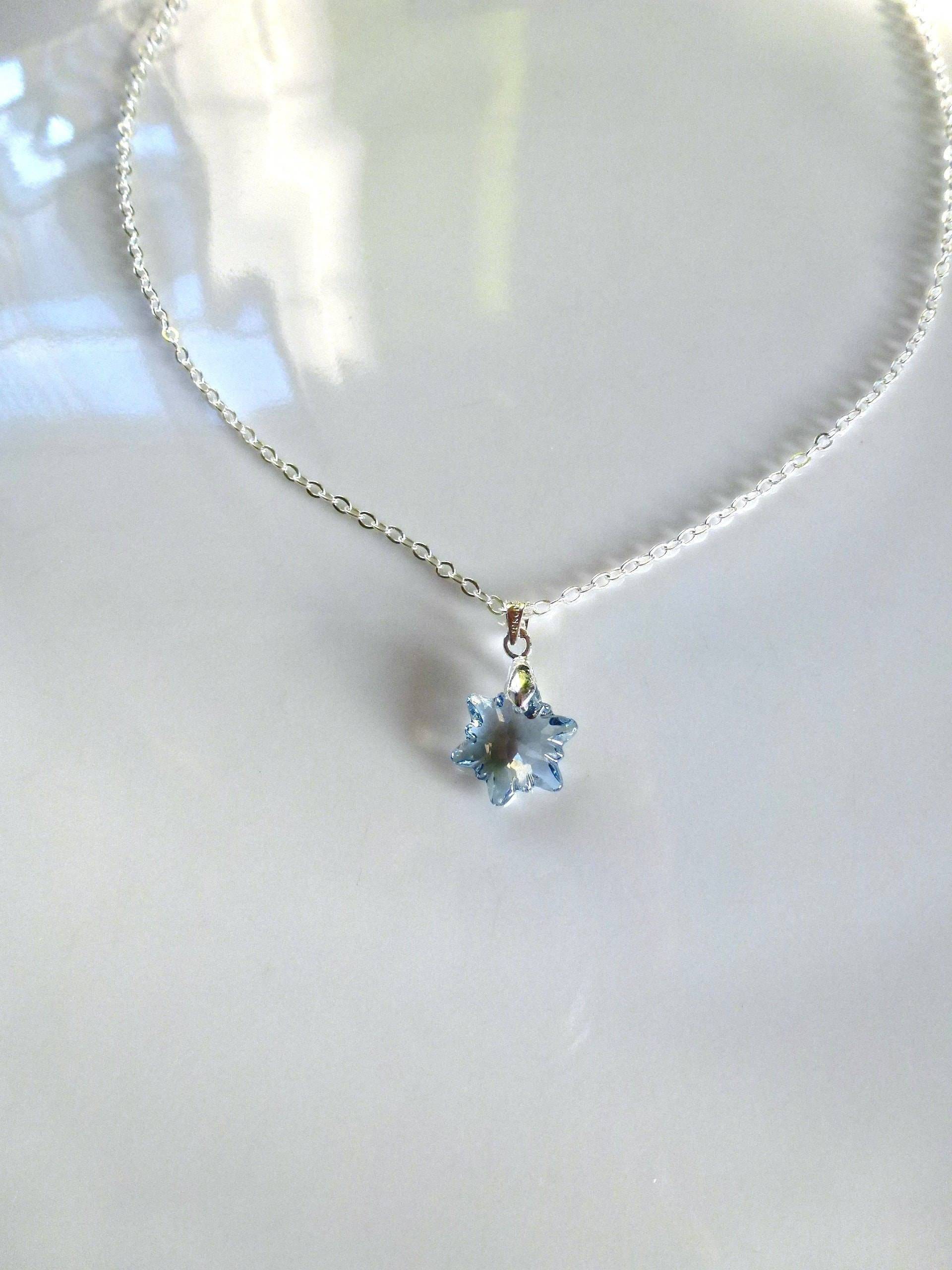 Hinreißende Kleine Klare Blaue Schneeflocke Transparent Kristall Swarowski Montiert Anhänger Auf Einer Silbernen Metallkette, Muskete von Latelierdemoun