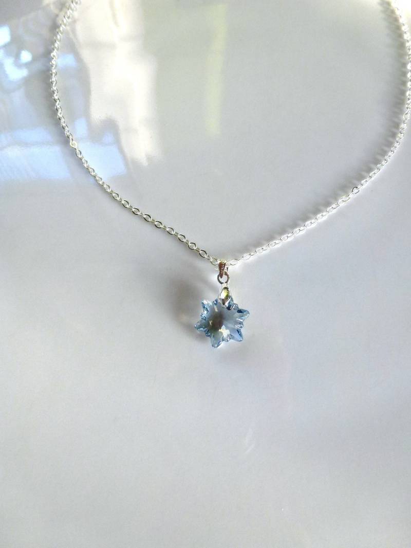 Hinreißende Kleine Klare Blaue Schneeflocke Transparent Kristall Swarowski Montiert Anhänger Auf Einer Silbernen Metallkette, Muskete Hinreißende Kleine Klare Blaue Schneeflocke Transparent Kristall Swarowski Montiert Anhänger Auf Einer Silbernen Metallkette, Muskete von Latelierdemoun