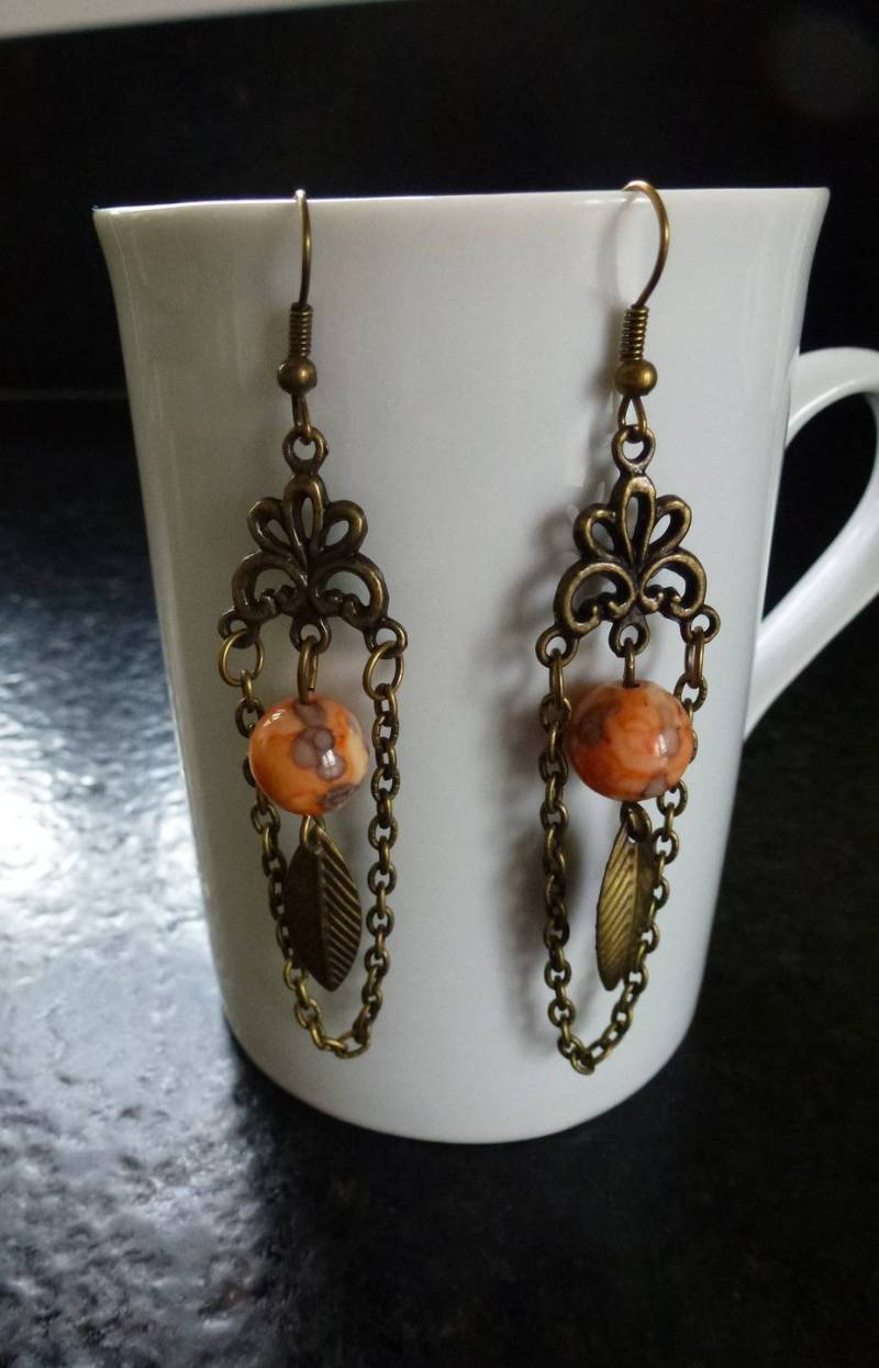 Orange Ozean Jade Perle Ohrringe, Kronleuchter, Feder Charme Und Bronze Kette Auf Haken Montiert von Latelierdemoun