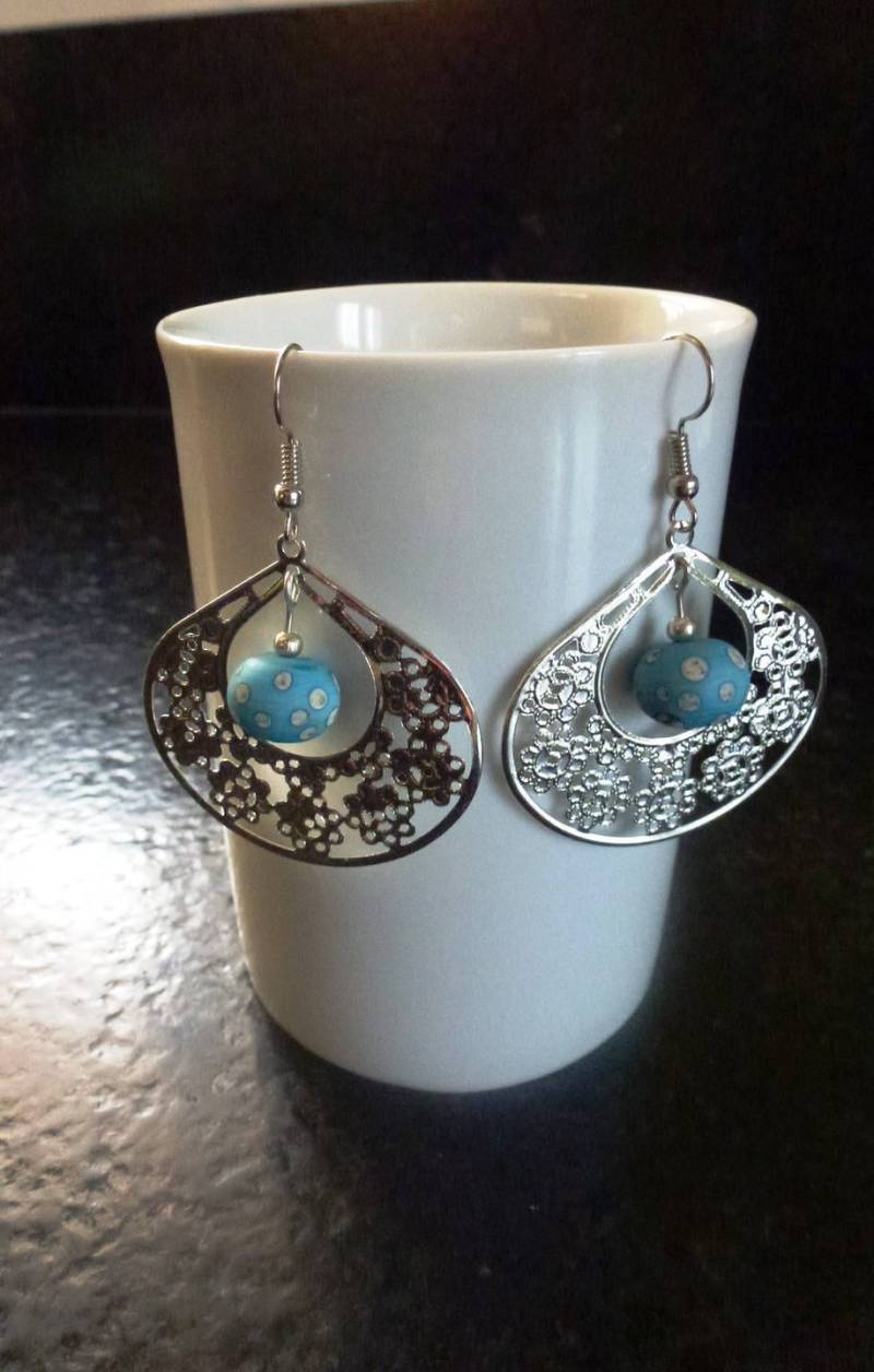 Perlenohrringe Gesponnen Mit Türkis Blau Blowtorch Ecru Polka Dots, Stringed Silber Metall Blume Kronleuchter Auf Haken Montiert Perlenohrringe Gesponnen Mit Türkis Blau Blowtorch Ecru Polka Dots, Stringed Silber Metall Blume Kronleuchter Auf Haken Montiert von Latelierdemoun
