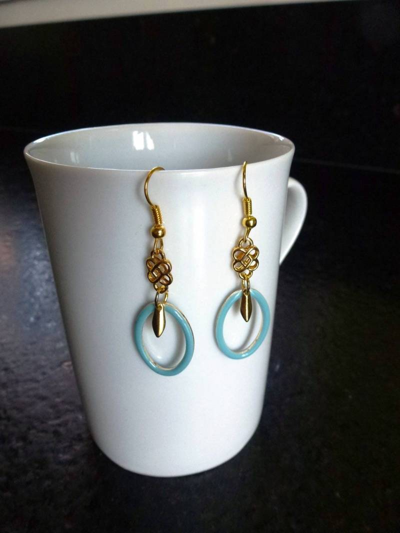 Ziseliert Gold Stecker Und Emaillierte Ringe Ohrringe Blue Lagoon, Charms Gold Teardrop Auf Metall-Haken Montiert Ziseliert Gold Stecker Und Emaillierte Ringe Ohrringe Blue Lagoon, Charms Gold Teardrop Auf Metall-Haken Montiert von Latelierdemoun
