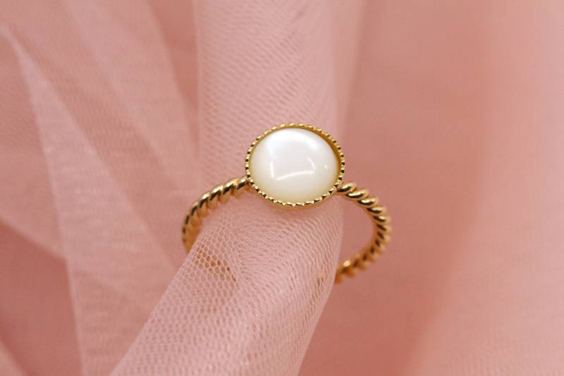 Dünner Vergoldeter Ring Mit Rundem Naturperlmuttstein/Gedrehter Perlmutt-Damenring Dünner von Latelierjolisbijoux