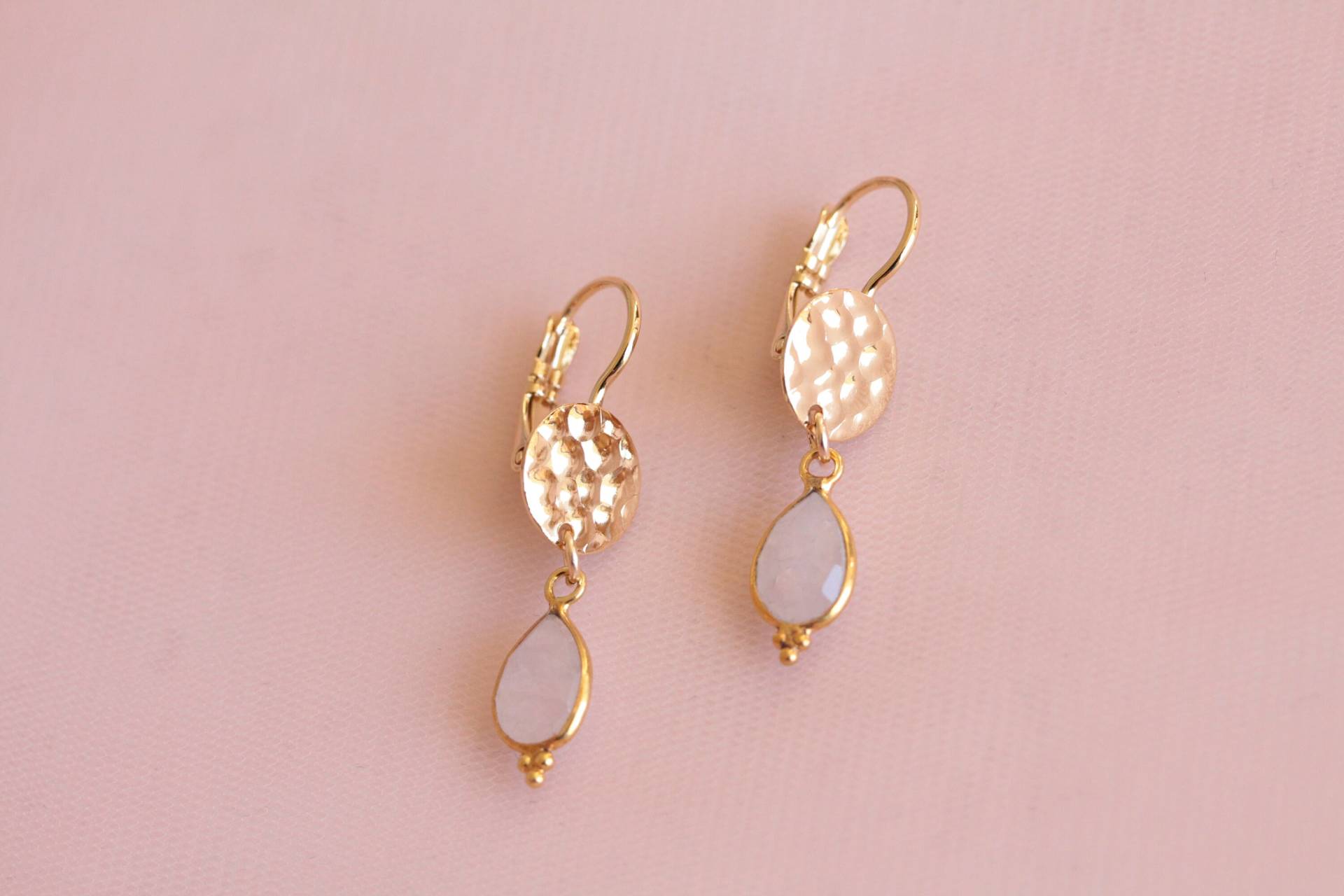 Zoé Vergoldete Sleeper-Ohrringe Mit Mondsteintropfen von Latelierjolisbijoux