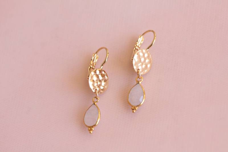 Zoé Vergoldete Sleeper-Ohrringe Mit Mondsteintropfen von Latelierjolisbijoux