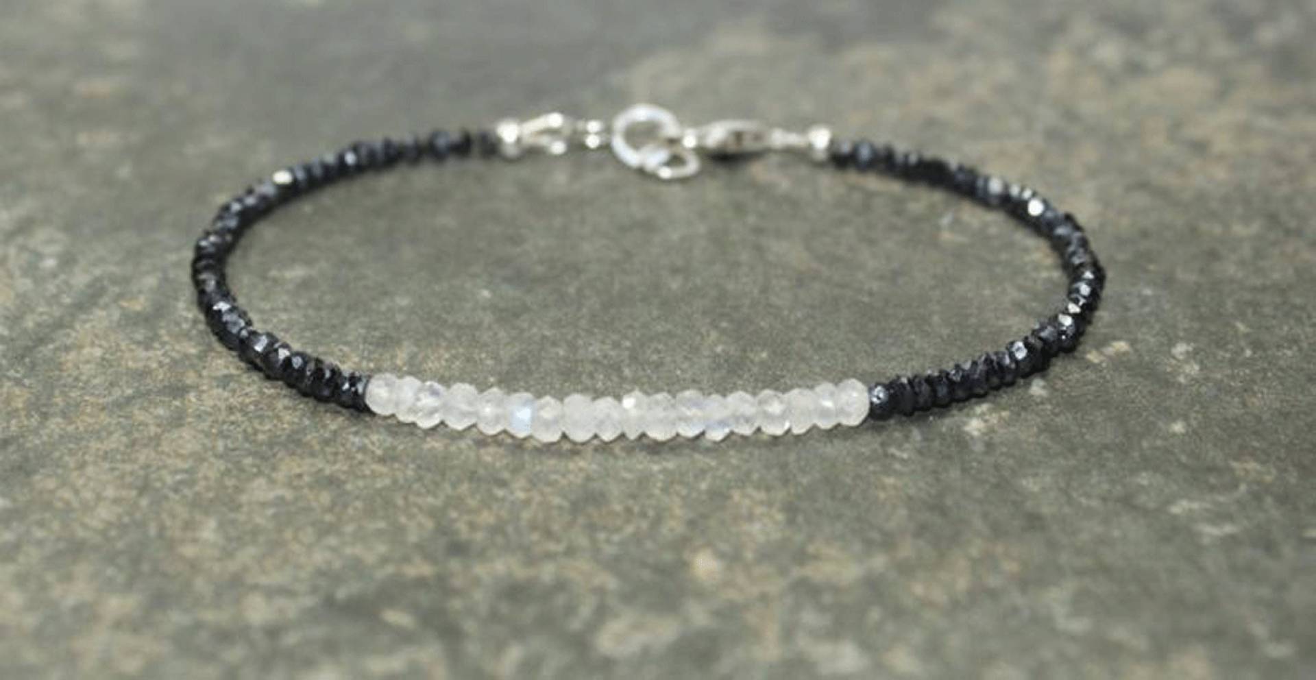 Armband Regenbogen Mondstein Edelstein, & Schwarzer Spinell Armband, Zierliche Schwarze Zierliche Perlen Echtschmuck von LatestBeadsJewellery