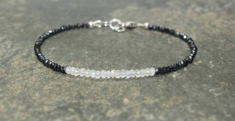 Armband Regenbogen Mondstein Edelstein, & Schwarzer Spinell Armband, Zierliche Schwarze Zierliche Perlen Echtschmuck von LatestBeadsJewellery