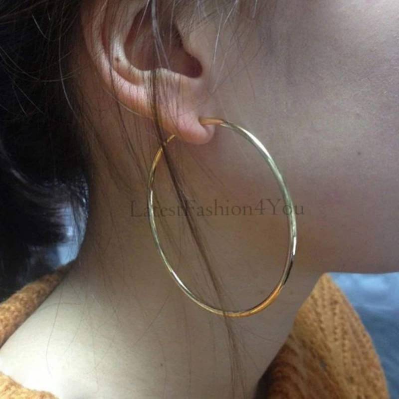 Für Nicht Durchbohrte Ohren - Wunderschöne Goldene Feder Geladen Clip Auf 6cm 60mm Fake Ohr Hoop Ring Ohrstecker von LatestFashion4You