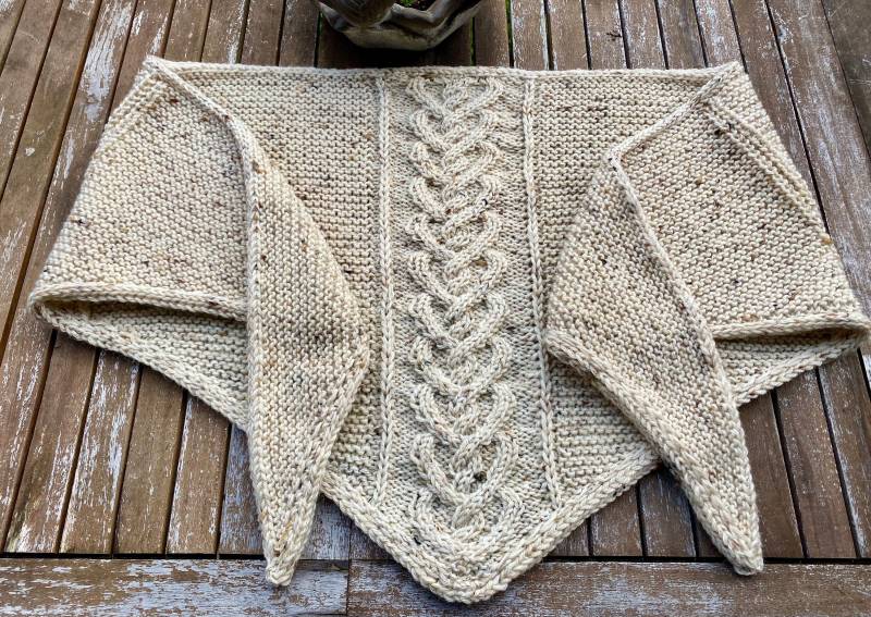 Dreieckstuch Aus Traditioneller Tweedwolle Mit Zopfmuster in Deiner Wunschfarbe von Latinara